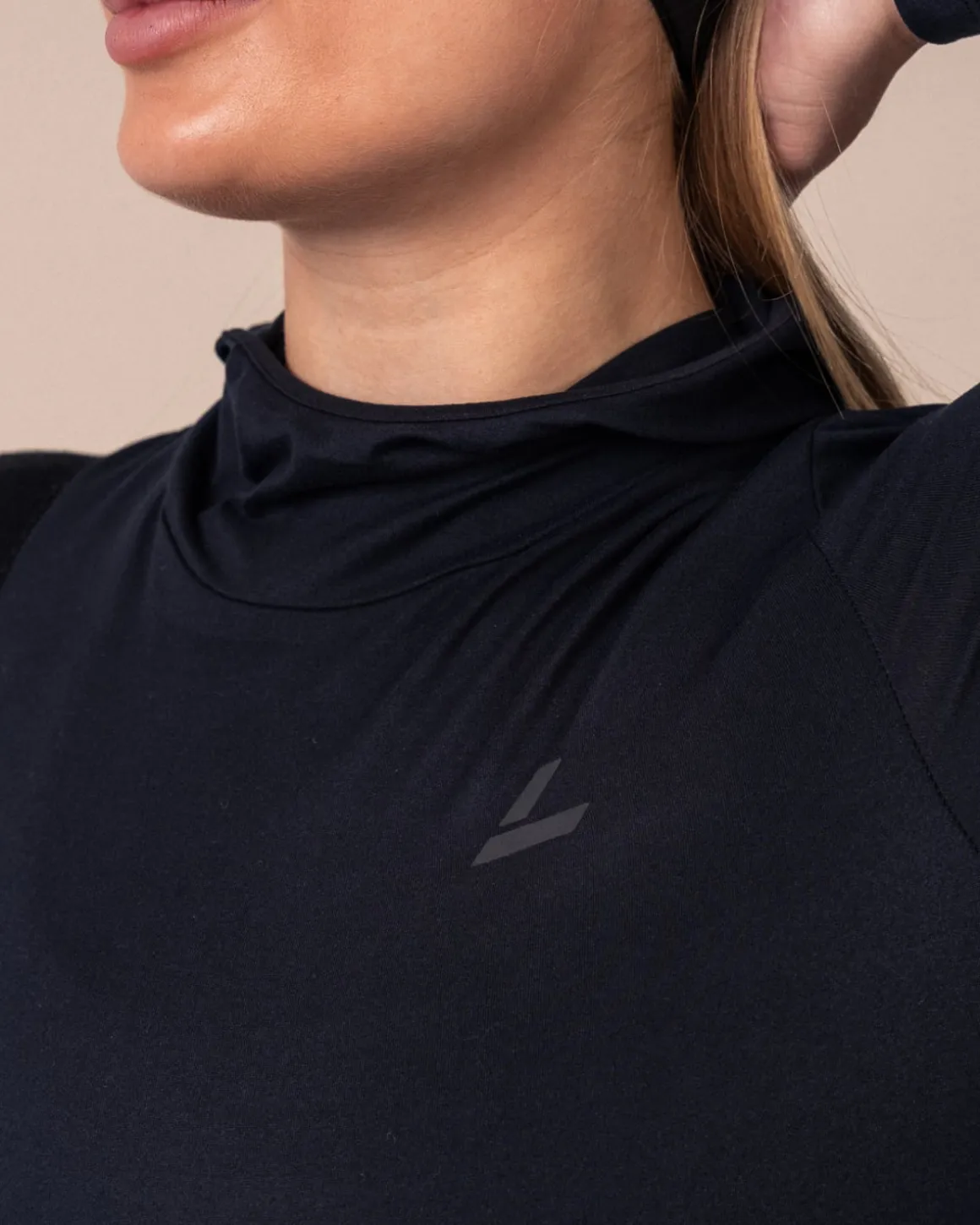 Conquer Running Hood Black