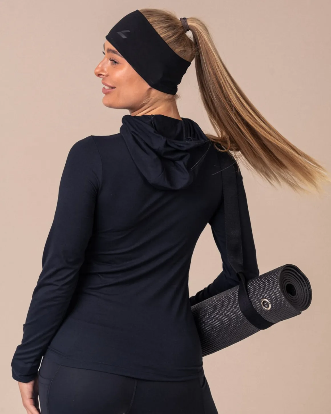 Conquer Running Hood Black