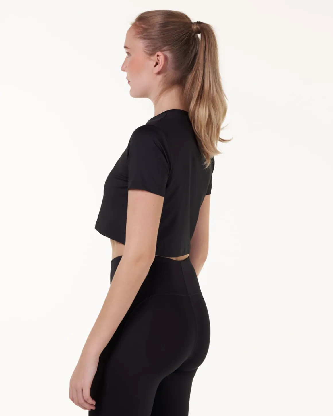 Essential Crop T-shirt Black 22
