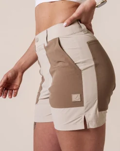 Leisure Trek Shorts Beige Feather